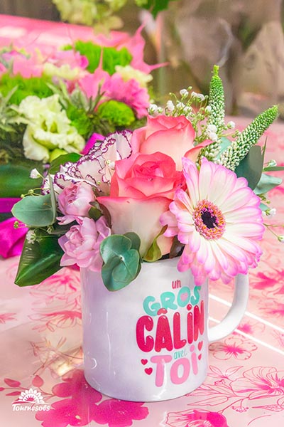 Compo de fleur dans une tasse avec le message : Un gros câlin avec toi